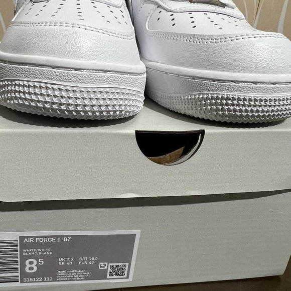 Nike Men\'s White Air Force One main image 6